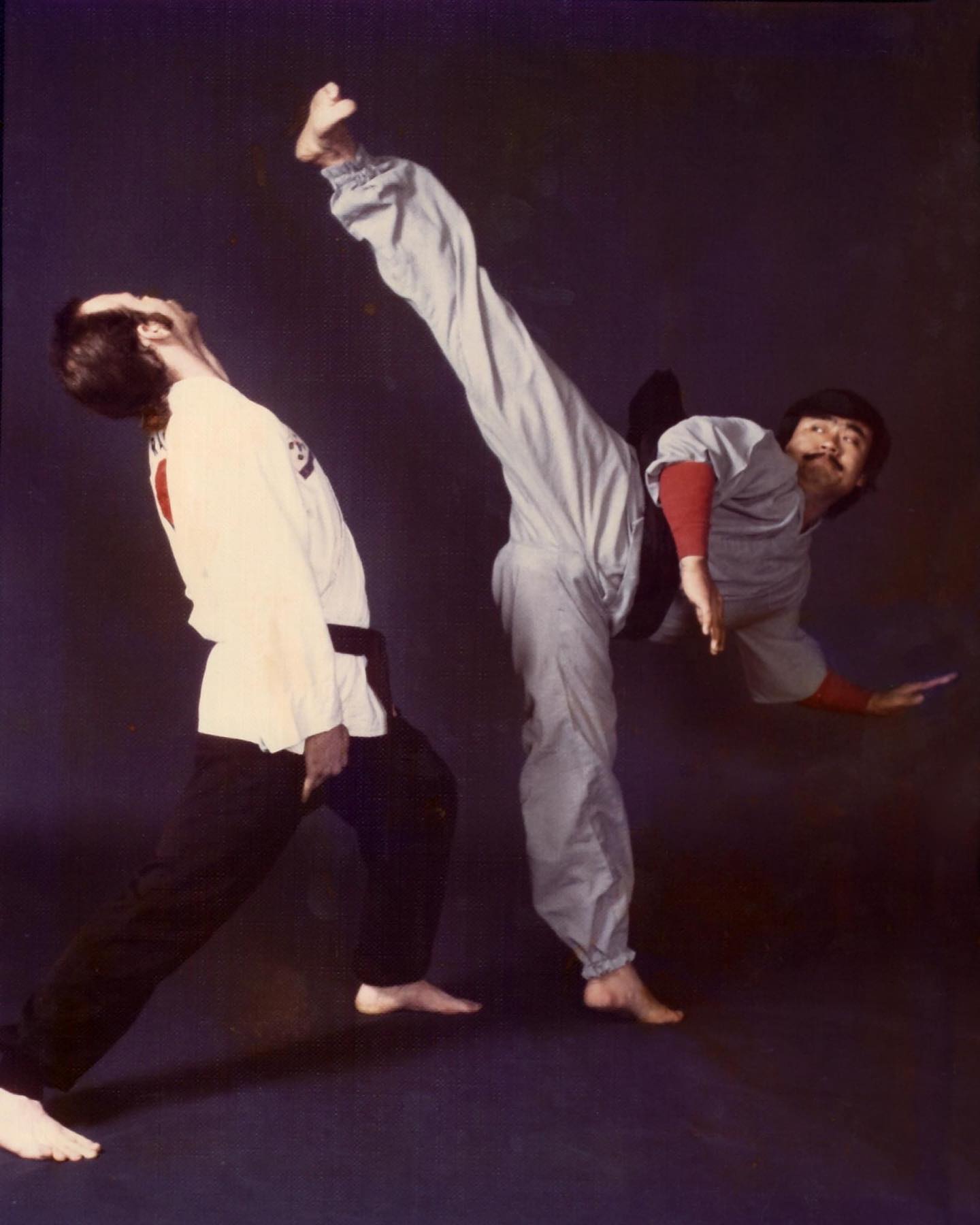 Dojoonim Supreme Grandmaster Dr. Joo Bang Lee performing a heel-hook kick over the head of his opponent #1970s .

#kicks #hwarang #hwarangdo #taesoodo #dojoonim #joobanglee #martialarts #korean #koreanmartialarts #founder #tbt #화랑 #화랑도 #도주 #이주방
