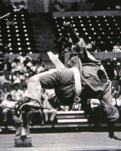 Supreme Grandmaster Dr. Joo Bang Lee performing a flying spin kick to strike an apple held at the end of a knife from a kneeling position nearly 8ft in the air at a demonstration in Arizona 1970s.

#hwarang #hwarangdo #taesoodo #dojoonim #dojunim #founder #joobanglee #1970s