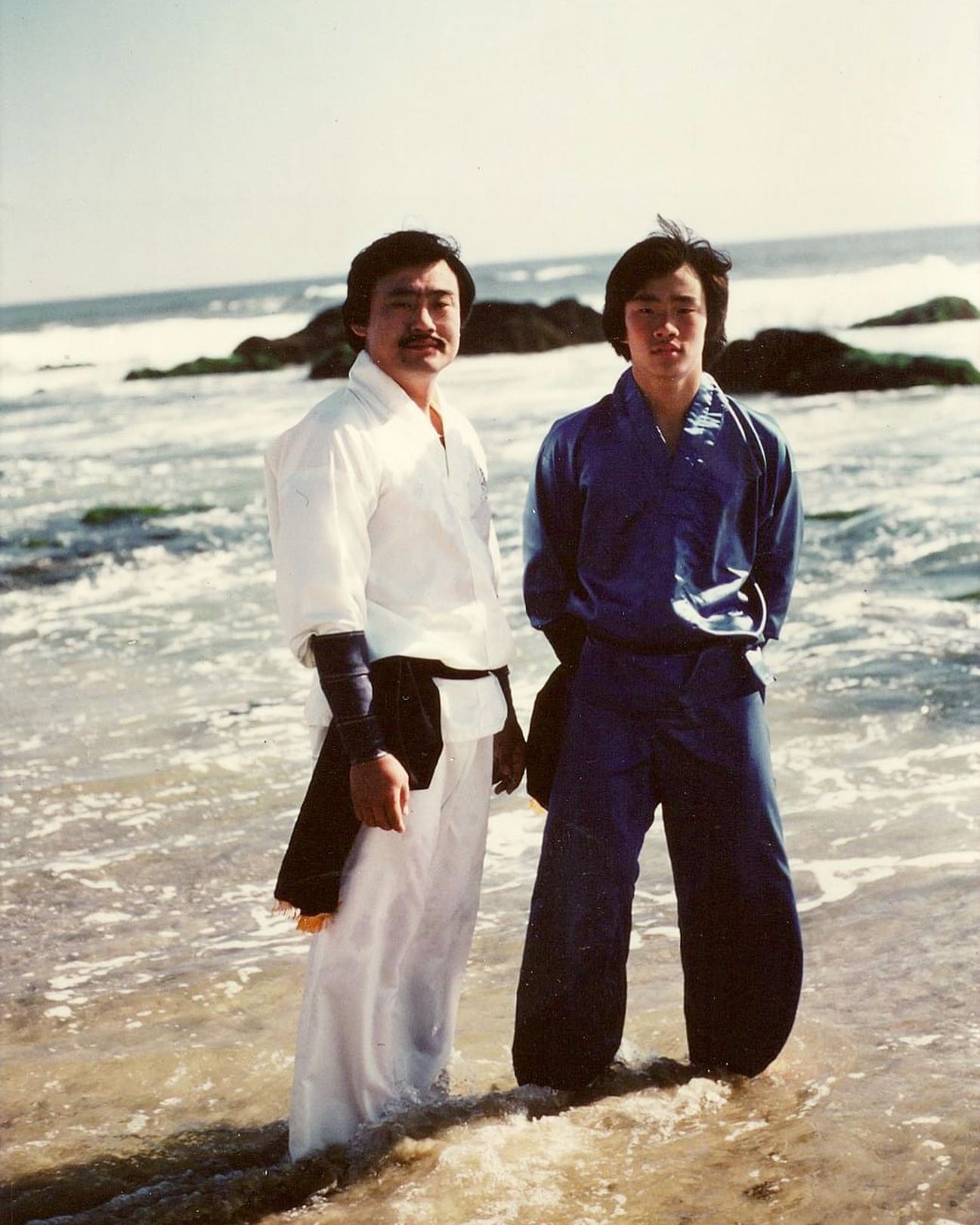 Dojoonim with his eldest son Grandmaster Taejoon Lee during an outdoors beach training and photo shoot #1980s

#dojoonim #joobanglee #hwarangdo #taesoodo #hwarang #photoshoot #beach #lagunabeach #history #fatherandson #taejoonlee #화랑 #화랑도 #도주 #이주방 #이태준