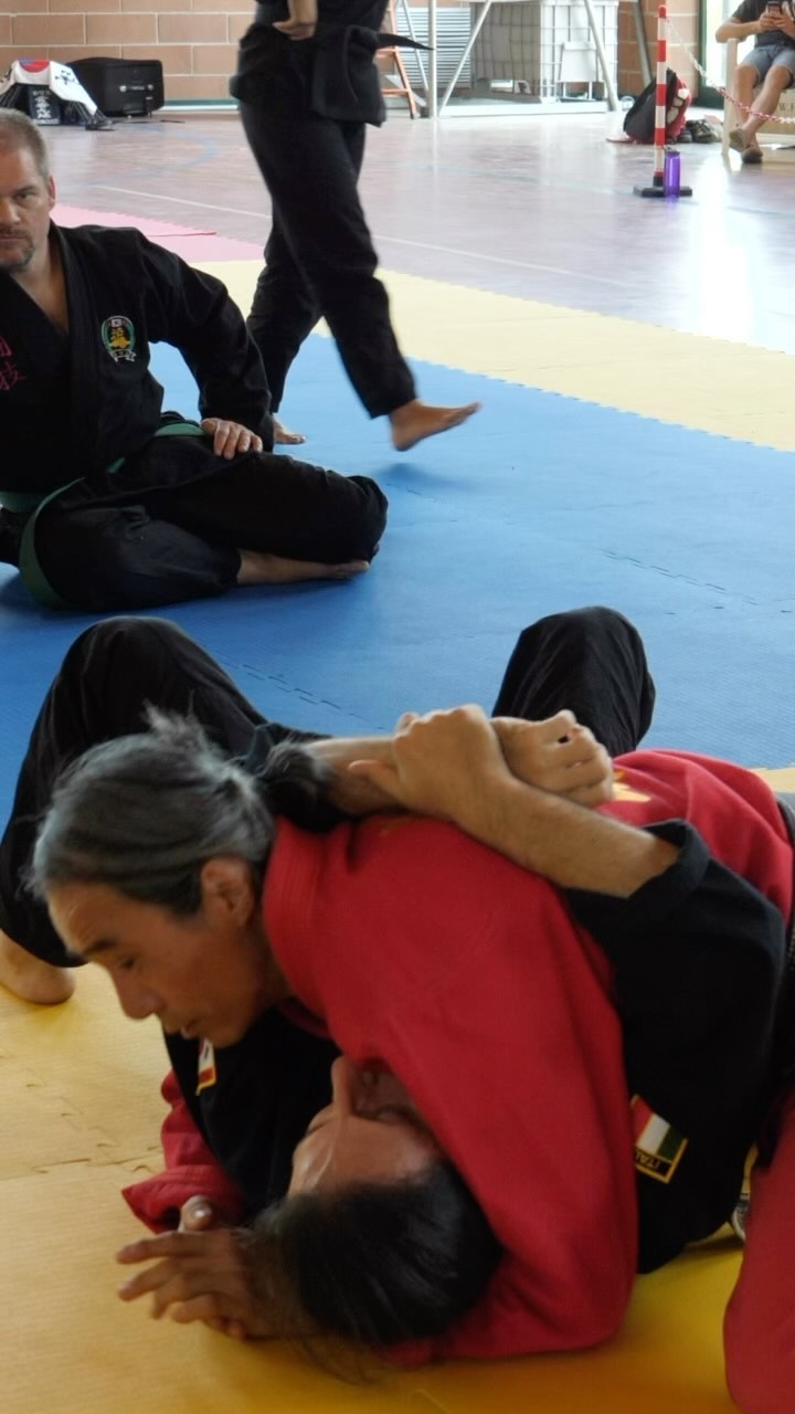 Collar Choke from Side Control during Gotoogi Grappling Submission Seminar in Tuscany Italy 2019 by Hwa Rang Do® Grandmaster Taejoon Lee

Grandmaster Taejoon Lee teaching at his online school H.O.G.U. - Hwarangdo Online Global University which he teaches directly each week.

If you are interested in learning directly from Grandmaster Taejoon Lee you can enroll in his Online School:
www.hwarangdoglobal.com 
(H.O.G.U. - Hwarangdo Online Global University)

Plus, please checkout Grandmaster Taejoon Lee’s Podcast:
Live by the Sword
https://lnkd.in/ekv8sdbi

www.hwarangdo.com

#hwarang #hwarangdo #taesoodo #motivation #inspiration #awesome #amazing #leader #warrior #leadership #strong #taejoonlee #화랑 #화랑도 #이태준 #grappling #gotoogi #judo #jiujitsu #newaza #choke