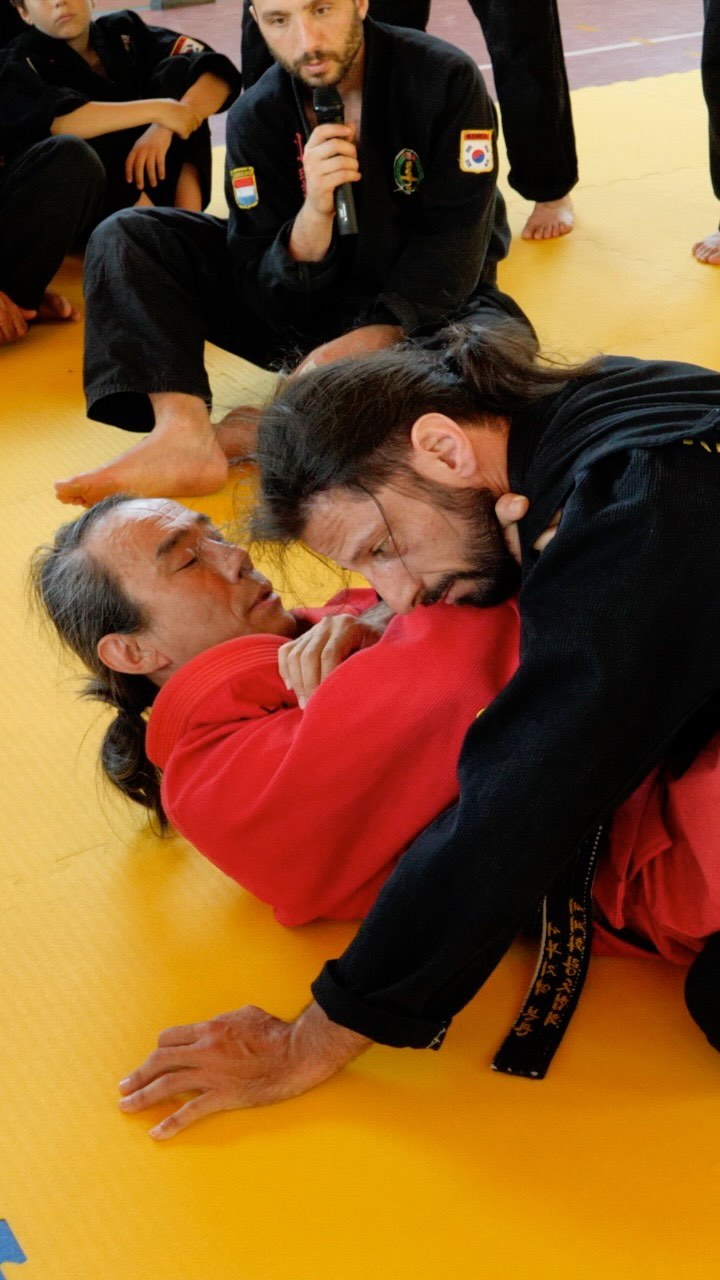 Lapel Choke from Guard to Armbar & Triangle during Gotoogi Grappling Submission Seminar in Tuscany Italy 2019 by Hwa Rang Do® Grandmaster Taejoon Lee

Grandmaster Taejoon Lee teaching at his online school H.O.G.U. - Hwarangdo Online Global University which he teaches directly each week.

If you are interested in learning directly from Grandmaster Taejoon Lee you can enroll in his Online School:
www.hwarangdoglobal.com 
(H.O.G.U. - Hwarangdo Online Global University)

Plus, please checkout Grandmaster Taejoon Lee’s Podcast:
Live by the Sword
https://lnkd.in/ekv8sdbi

www.hwarangdo.com

#hwarang #hwarangdo #taesoodo #motivation #inspiration #awesome #amazing #leader #warrior #leadership #strong #taejoonlee #화랑 #화랑도 #이태준 #grappling #gotoogi #judo #jiujitsu #newaza #choke #armbar