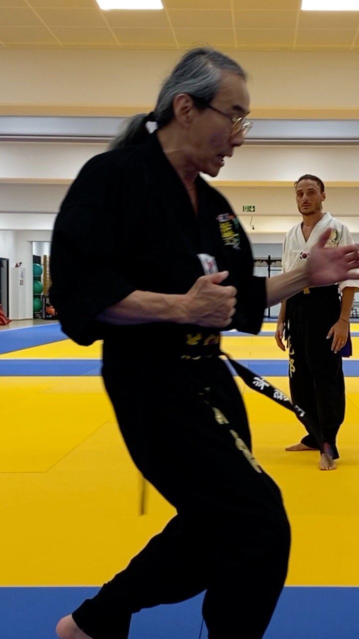 “Ahhh Your Kiaps Are Frustrating!” by Hwa Rang Do® Grandmaster Taejoon Lee during his classes on (H.O.G.U. - Hwarangdo Online Global University)

Learn directly from Grandmaster Lee, enroll in his Online School:
www.hwarangdoglobal.com 

Podcast-Live by the Sword
https://www.youtube.com/channel/UClaD788aYAKXrV57PAzcbMQ

Digital Instructional Videos:
www.fightingstyles.com 

#hwarang #hwarangdo #taesoodo #motivation #inspiration #awesome #amazing #leader #warrior #leadership #strong #taejoonlee #화랑 #화랑도 #이태준 #kicking #kicks