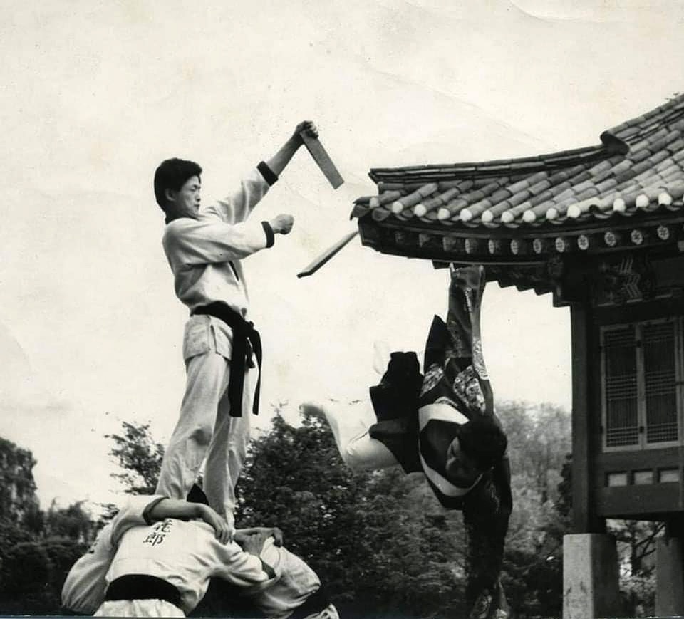Hwa Rang Do® Founder Supreme Grandmaster Dr. Joo Bang Lee performing an aerial spinning kick circa 1960s in Seoul, Korea over ten feet in the air. 

*********************
𝙃𝙬𝙖 𝙍𝙖𝙣𝙜 𝘿𝙤® 𝙁𝙤𝙪𝙣𝙙𝙚𝙧 𝙎𝙪𝙥𝙧𝙚𝙢𝙚 𝙂𝙧𝙖𝙣𝙙𝙢𝙖𝙨𝙩𝙚𝙧 𝘿𝙧. 𝙅𝙤𝙤 𝘽𝙖𝙣𝙜 𝙇𝙚𝙚, 𝙖 𝙡𝙞𝙫𝙞𝙣𝙜 𝙡𝙚𝙜𝙚𝙣𝙙, 𝙘𝙪𝙧𝙧𝙚𝙣𝙩𝙡𝙮 𝙥𝙧𝙚𝙨𝙞𝙙𝙚𝙨 𝙖𝙣𝙙 𝙩𝙚𝙖𝙘𝙝𝙚𝙨 𝙖𝙩 𝙩𝙝𝙚 𝙒𝙤𝙧𝙡𝙙 𝙃𝙚𝙖𝙙𝙦𝙪𝙖𝙧𝙩𝙚𝙧𝙨 𝙞𝙣 𝙏𝙪𝙨𝙩𝙞𝙣, 𝘾𝙖𝙡𝙞𝙛𝙤𝙧𝙣𝙞𝙖! 

If you are serious about your martial arts training and want to learn from The Source of Hwa Rang Do® please contact: 

Email: whrda@hwarangdo.com 

Phone: +1 714-731-5425 

Dojang Location: 13762 Newport Ave, Ste 201, Tustin, CA, United States 

https://www.hwarangdohq.com

#hwarng #hwarangdo #taesoodo #martialarts #amazing #incredible #extraordinary #legend #founder #dojoonim #dojunim #korean #koreanmartialarts #korea #1960s #joobanglee #화랑 #화랑도 #태수도 #무도 #무술 #도주 #이주방